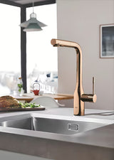 Bateria zlewozmywakowa Grohe Essence New z wysoką obrotową wylewką i wyciąganą wylewką natryskową w kolorze warm sunset.