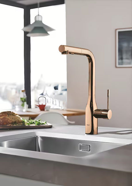 Bateria zlewozmywakowa Grohe Essence New z wysoką obrotową wylewką i wyciąganą wylewką natryskową w kolorze warm sunset.
