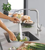 Grohe Essence New bateria zlewozmywakowa z wysoką obrotową wylewką i wyciąganą wylewką w wykończeniu supersteel.