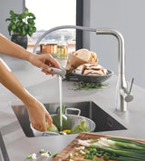 Grohe Essence New bateria zlewozmywakowa z wysoką obrotową wylewką i wyciąganą wylewką w wykończeniu supersteel.