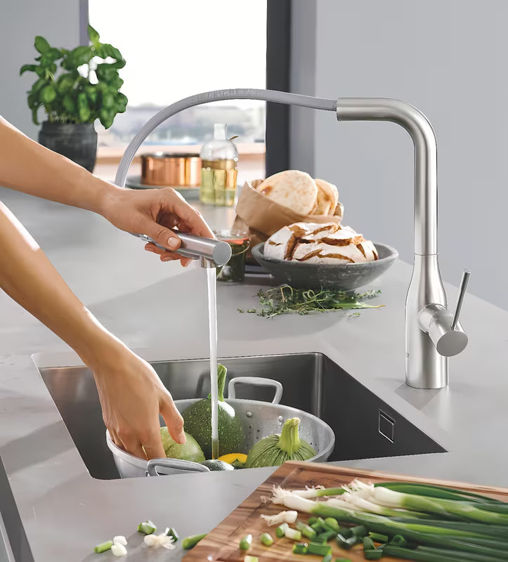 Grohe Essence New bateria zlewozmywakowa z wysoką obrotową wylewką i wyciąganą wylewką w wykończeniu supersteel.