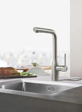 Grohe Essence New bateria zlewozmywakowa z wysoką obrotową wylewką i wyciąganą wylewką w wykończeniu supersteel.