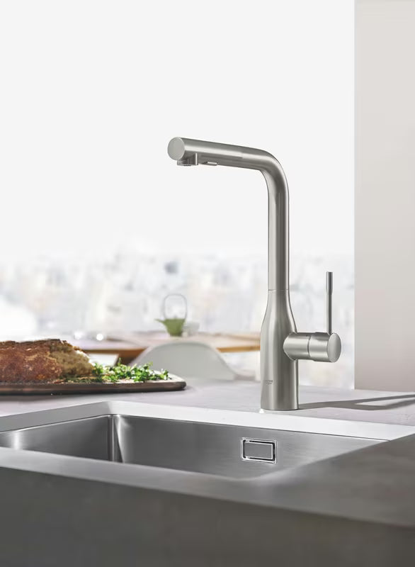 Grohe Essence New bateria zlewozmywakowa z wysoką obrotową wylewką i wyciąganą wylewką w wykończeniu supersteel.