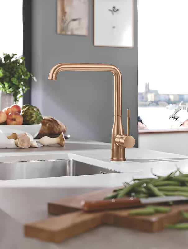 Bateria zlewozmywakowa Grohe Essence New z wysoką obrotową wylewką i wyciąganą wylewką natryskową w wykończeniu brushed warm sunset.