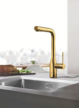 Grohe Essence New bateria zlewozmywakowa w kolorze cool sunrise z wysoką obrotową wylewką i wyciąganą wylewką natryskową