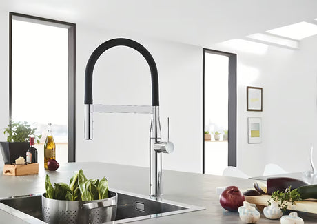 Chromowana bateria zlewozmywakowa Grohe Essence New z wyciąganą wylewką z wysoką obrotową wylewką