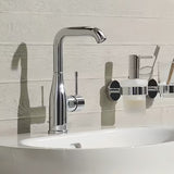Grohe Essence New wysoka bateria umywalkowa w chromie z obrotowym ramieniem z korkiem spustowym