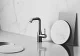 Wysoka jednouchwytowa bateria umywalkowa Grohe Essence New w wykończeniu Hard Graphite z obrotową wylewką