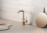 Wysoka jednouchwytowa bateria umywalkowa Grohe Essence New w kolorze warm sunset z obrotową wylewką
