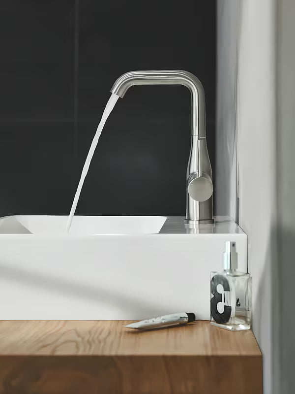 Wysoka jednouchwytowa bateria umywalkowa Grohe Essence New w wykończeniu supersteel z obrotową wylewką