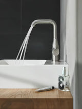 Wysoka jednouchwytowa bateria umywalkowa Grohe Essence New w wykończeniu supersteel z obrotową wylewką