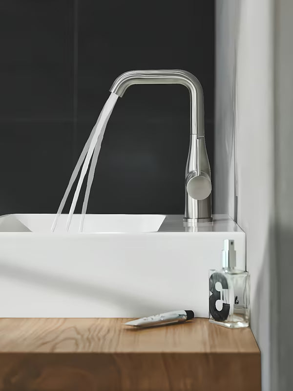 Wysoka jednouchwytowa bateria umywalkowa Grohe Essence New w wykończeniu supersteel z obrotową wylewką