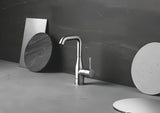 Wysoka jednouchwytowa bateria umywalkowa Grohe Essence New w wykończeniu supersteel z obrotową wylewką