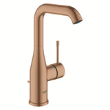 Wysoka jednouchwytowa bateria umywalkowa Grohe Essence New w wykończeniu Brushed Warm Sunset z obrotową wylewką.
