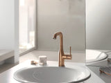 Wysoka jednouchwytowa bateria umywalkowa Grohe Essence New w wykończeniu Brushed Warm Sunset z obrotową wylewką.