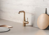 Wysoka jednouchwytowa bateria umywalkowa Grohe Essence New w wykończeniu Brushed Warm Sunset z obrotową wylewką.