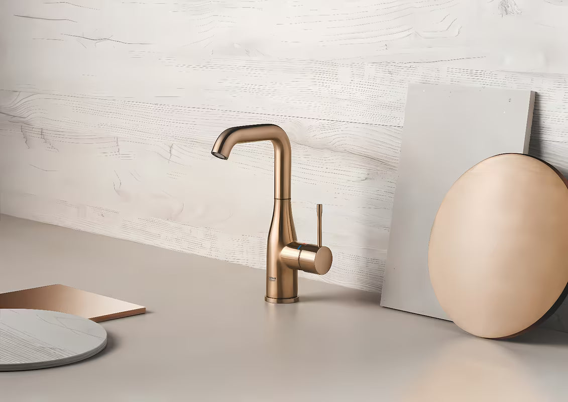 Wysoka jednouchwytowa bateria umywalkowa Grohe Essence New w wykończeniu Brushed Warm Sunset z obrotową wylewką.