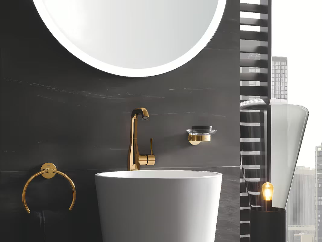 Wysoka jednouchwytowa bateria umywalkowa Grohe Essence New w wykończeniu Cool Sunrise z obrotową wylewką.