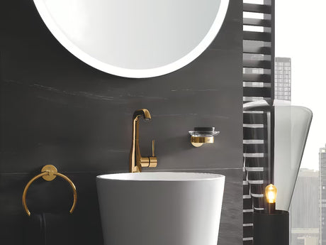 Wysoka jednouchwytowa bateria umywalkowa Grohe Essence New w wykończeniu Cool Sunrise z obrotową wylewką.