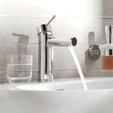 Chromowana bateria umywalkowa Grohe Essence New z dźwignią i korkiem automatycznym.