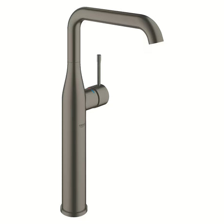 Wysoka bateria umywalkowa Grohe Essence New w wykończeniu brushed hard graphite z obrotowym ramieniem.