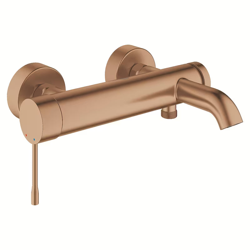Ścienna bateria wannowa Grohe Essence New w wykończeniu Brushed Warm Sunset z przełącznikiem wanna/prysznic.