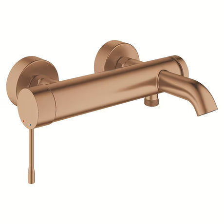 Ścienna bateria wannowa Grohe Essence New w wykończeniu Brushed Warm Sunset z przełącznikiem wanna/prysznic.