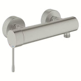 Ścienna jednouchwytowa bateria prysznicowa Grohe Essence New w wykończeniu supersteel o matowym wyglądzie stali nierdzewnej.