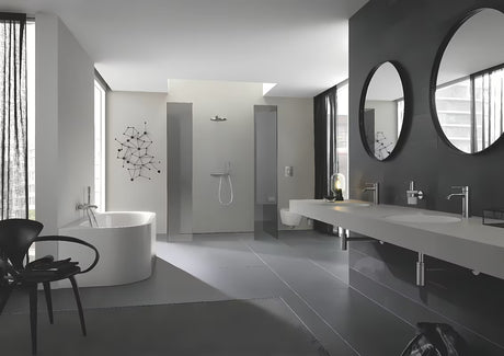Ścienna jednouchwytowa bateria prysznicowa Grohe Essence New w wykończeniu supersteel o matowym wyglądzie stali nierdzewnej.