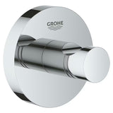 Chromowany haczyk na szlafrok Grohe Essentials z ukrytym mocowaniem na okrągłej rozecie ściennej.