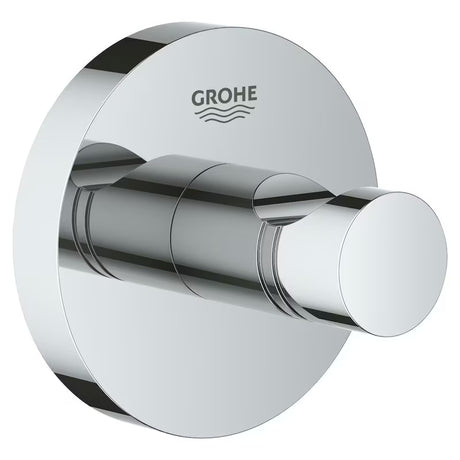 Chromowany haczyk na szlafrok Grohe Essentials z ukrytym mocowaniem na okrągłej rozecie ściennej.