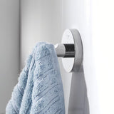 Chromowany haczyk na szlafrok Grohe Essentials z ukrytym mocowaniem na okrągłej rozecie ściennej.