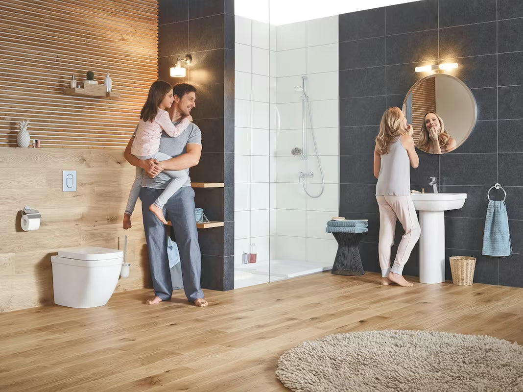 Chromowany uchwyt na papier toaletowy Grohe Essentials z pokrywą z ukrytym mocowaniem ściennym.