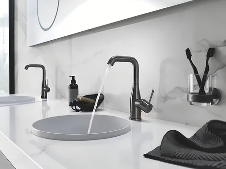 Uchwyt Grohe Essentials pro na mydelniczkę lub szklankę, z ukrytym mocowaniem.