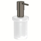 Dozownik do Mydła Grohe Essentials bez uchwytu ze szklanym pojemnikiem i powłoką Grohe StarLight w wykończeniu hard graphite.