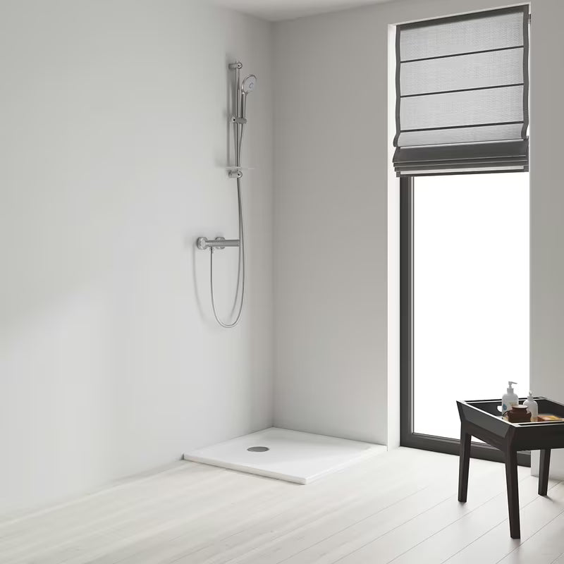 Zestaw prysznicowy Grohe Euphoria 110 Massage w wykończeniu chrom z drążkiem, wężem i półką EasyReach.