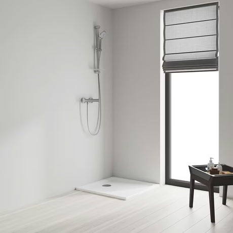 Zestaw prysznicowy Grohe Euphoria 110 Massage w wykończeniu chrom z drążkiem, wężem i półką EasyReach.