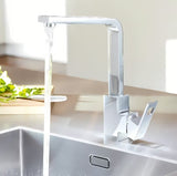 Chromowana bateria zlewozmywakowa Grohe Eurocube z wysoką obrotową wylewką o kwadratowym designie.