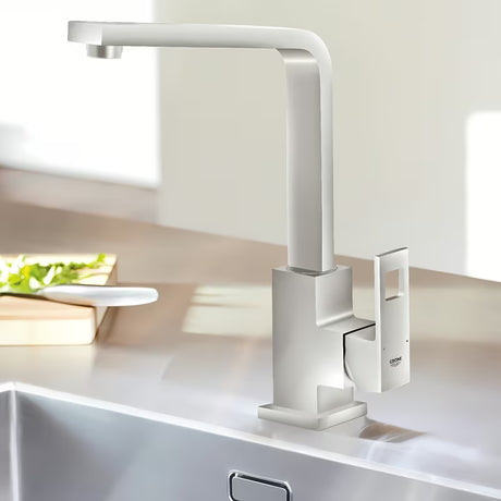 Kuchenna bateria jednouchwytowa Grohe Eurocube z wysoką wylewką w wykończeniu supersteel
