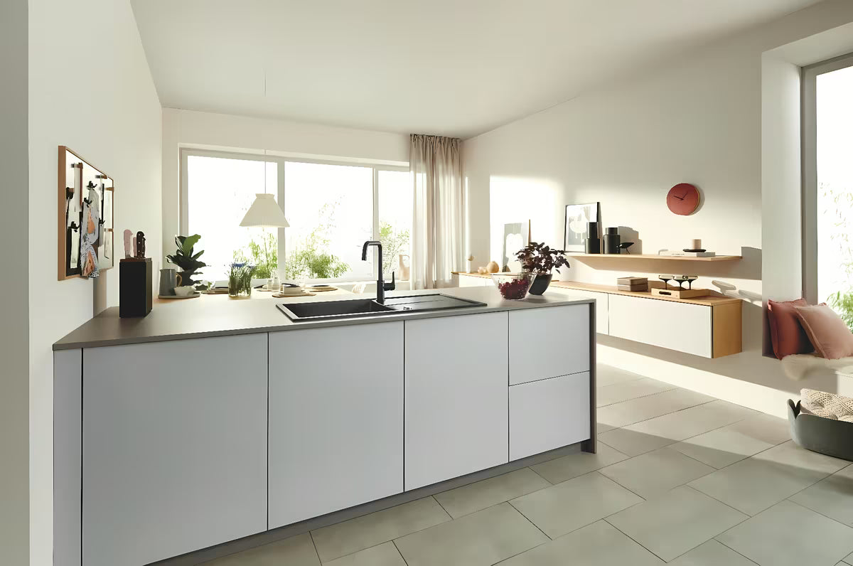 Matowoczarna bateria zlewozmywakowa Grohe Eurosmart z wysoką obrotową wylewką