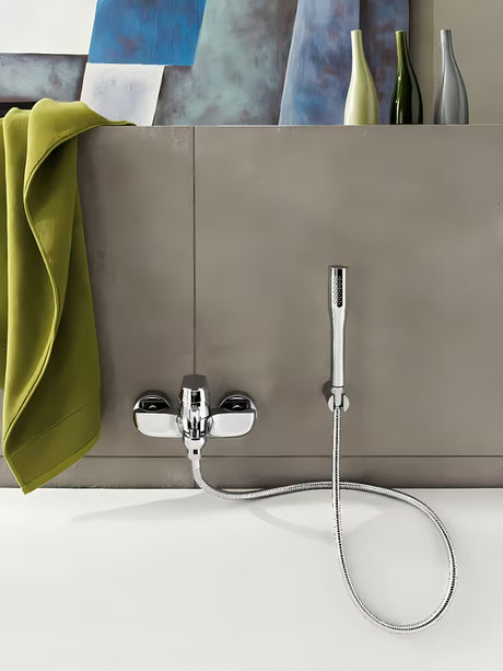 Chromowana ścienna bateria wannowa Grohe Eurosmart Cosmopolitan z zestawem prysznicowym