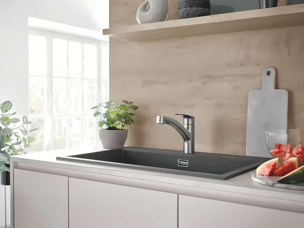 Jednouchwytowa stojąca bateria zlewozmywakowa Grohe Eurosmart New w wykończeniu supersteel z obrotowym ramieniem.
