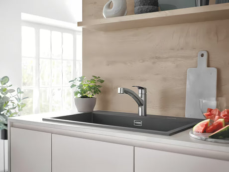 Jednouchwytowa stojąca bateria zlewozmywakowa Grohe Eurosmart New w wykończeniu supersteel z obrotowym ramieniem.