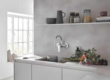 Grohe Eurosmart New jednouchwytowa ścienna bateria zlewozmywakowa w wykończeniu chrom z obrotowym ramieniem.