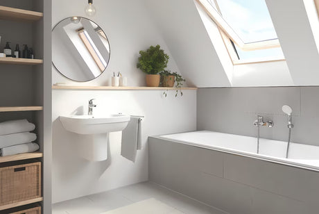 Jednouchwytowa ścienna bateria wannowa Grohe Eurosmart New w wykończeniu chrom bez zestawu prysznicowego.