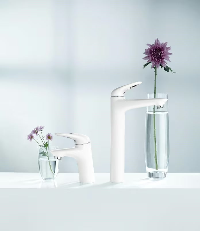 Wysoka jednouchwytowa bateria umywalkowa Grohe Eurostyle New w wykończeniu Moon White pro umywalki wolnostojące .