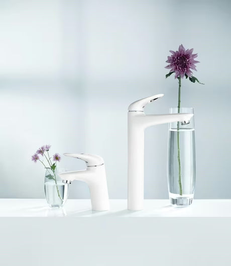 Wysoka jednouchwytowa bateria umywalkowa Grohe Eurostyle New w wykończeniu Moon White pro umywalki wolnostojące .