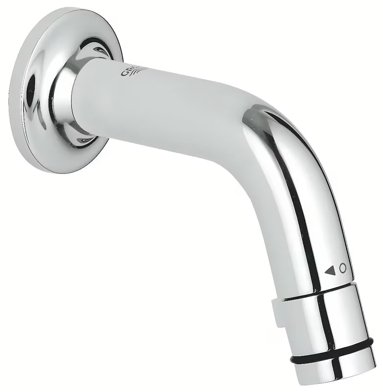 Chromowany ścienny zawór umywalkowy Grohe Universal z krótką wylewką i obrotowym sterowaniem start stop.