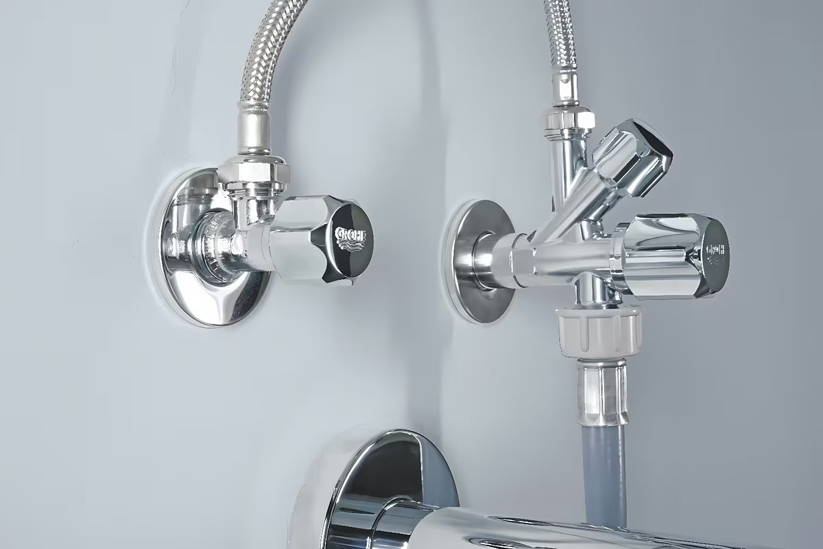 Zawór kątowy Grohe pro do montażu ściennego z zaworem zwrotnym i metalową rozetą.