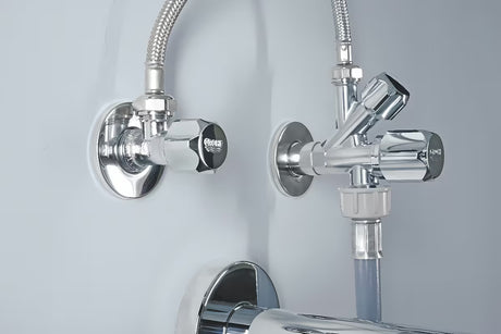 Zawór kątowy Grohe pro do montażu ściennego z zaworem zwrotnym i metalową rozetą.